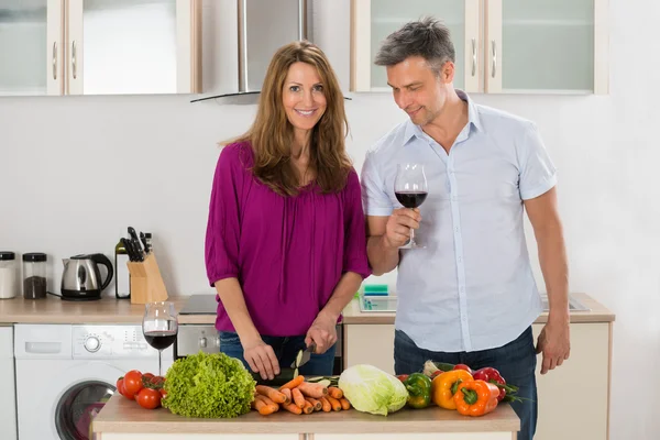 Gelukkige vrouw snijden groente In keuken — Stockfoto