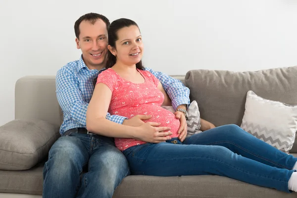 Ciąży kilka dotykając brzucha — Zdjęcie stockowe
