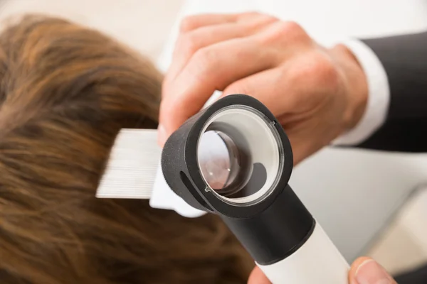 Médico mano haciendo tratamiento del cabello del paciente — Foto de Stock