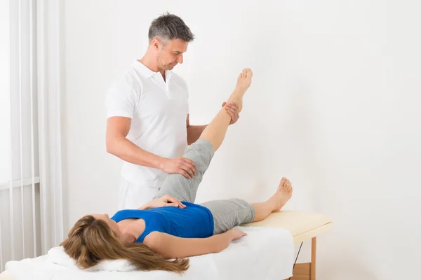 Mulher recebendo massagem nas pernas no spa — Fotografia de Stock