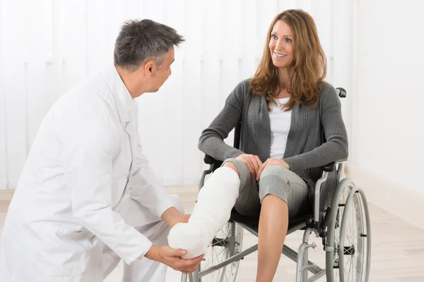 Physiotherapist Examining Leg Of Patient — Stock Photo, Image