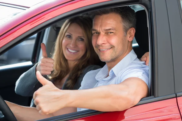 Pareja sentada dentro del coche — Foto de Stock