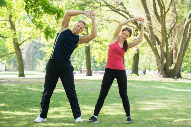 Genç çift egzersiz yapıyor.