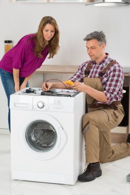 Teknisyen kontrol çamaşır makinesi