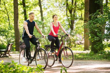 Genç çift sürme bisikletler
