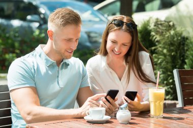 cep telefonunu kullanarak çift