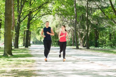 genç bir çift koşu