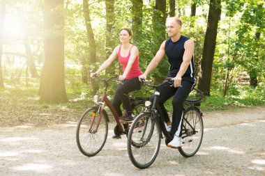 Genç çift sürme bisikletler