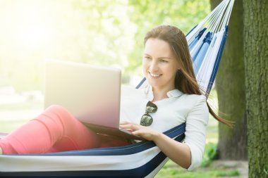 Dizüstü bilgisayar kullanan kadın