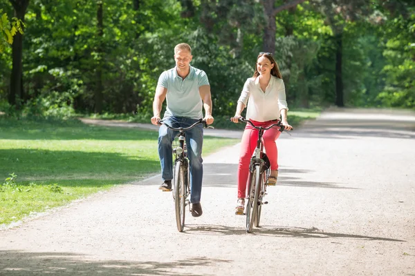 Couple à vélo — Photo