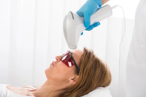 Mulher recebendo remoção de cabelo a laser — Fotografia de Stock