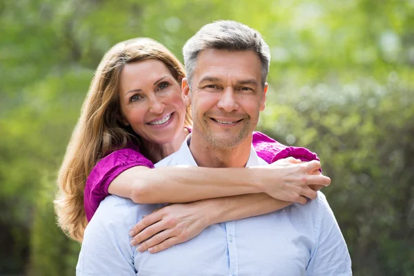 Retrato de pareja feliz —  Fotos de Stock