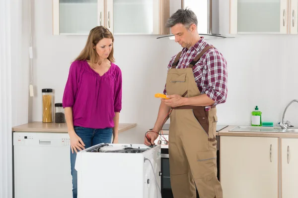 Technicus controleren wasmachine — Stockfoto