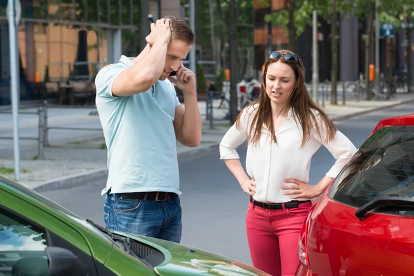 Uomo sul telefono cellulare dopo la collisione auto — Foto Stock