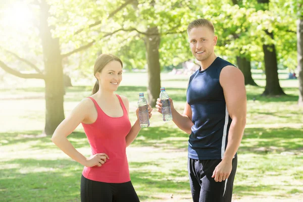 Paar trinkt Wasser im Park — Stockfoto