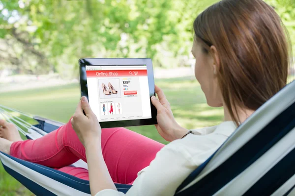 Žena Online nakupování s její digitální Tablet — Stock fotografie