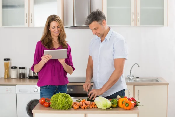 Casal feliz preparando alimentos — Fotografia de Stock