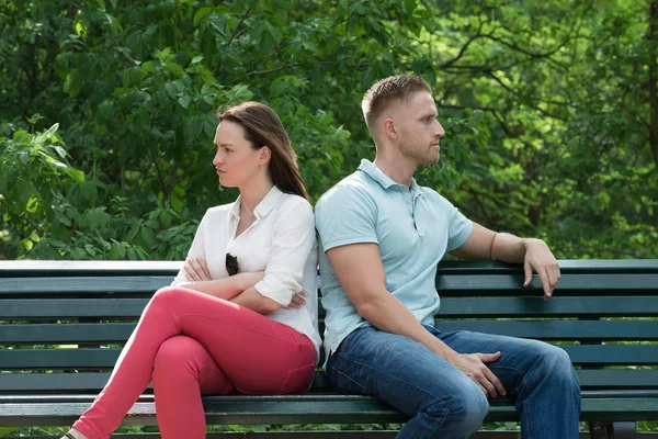 Çift oturma bankta arkaya — Stok fotoğraf
