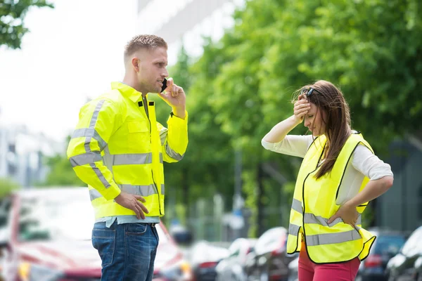 Coppia chiamata sul telefono cellulare vicino rotto giù auto — Foto Stock