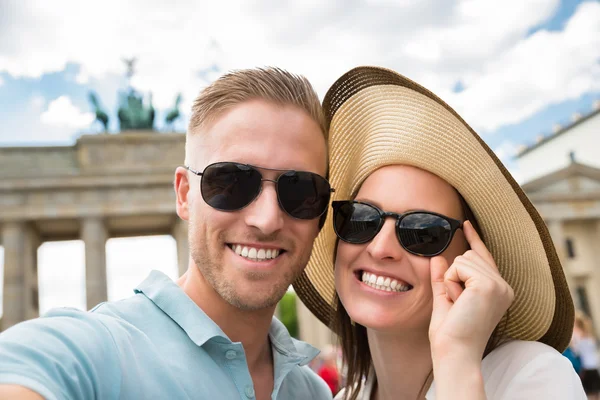 Nahaufnahme eines glücklichen jungen Paares — Stockfoto