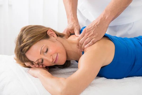 Person att ge Massage till kvinna — Stockfoto