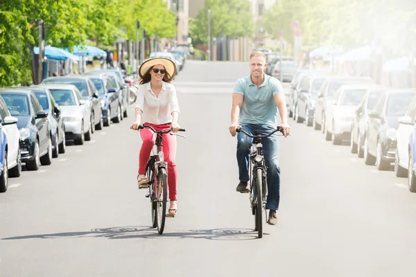 カップル乗り自転車 — ストック写真