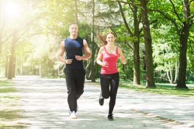 genç bir çift koşu