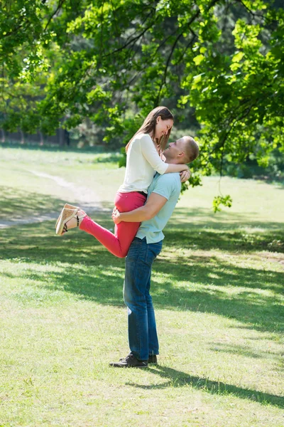 Man Lifting Woman — Stock Photo, Image