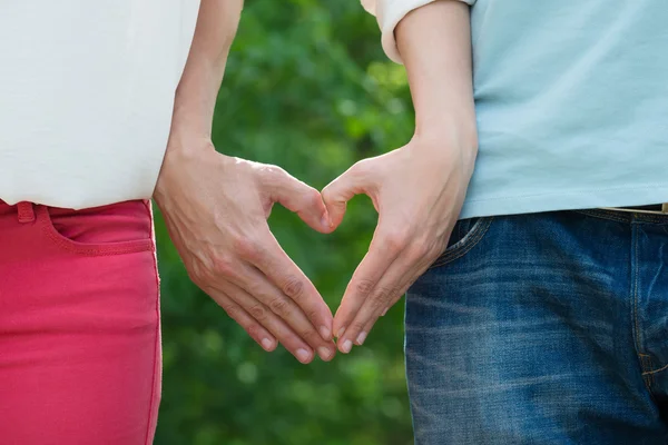 Casal fazendo forma de coração — Fotografia de Stock