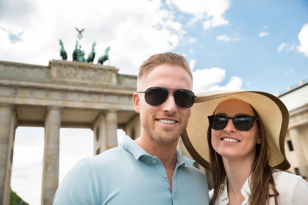 Gros plan d'un jeune couple heureux — Photo