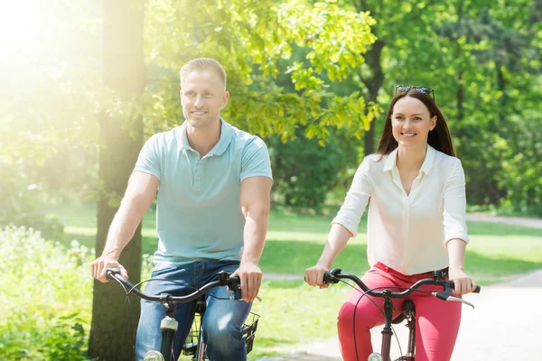 Casal andar de bicicleta — Fotografia de Stock