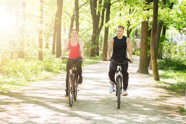 Jeune couple à vélo — Photo