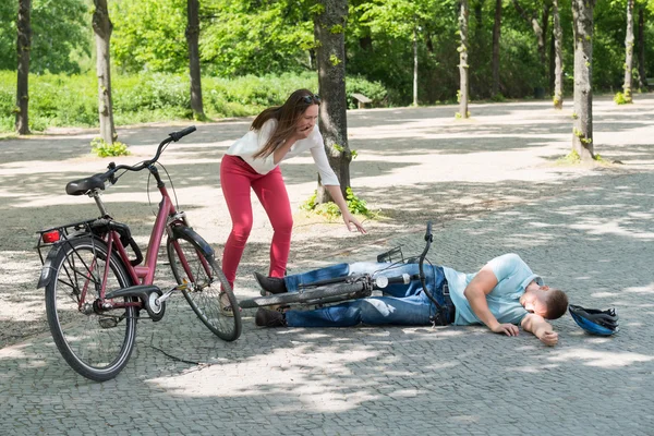 Homem após acidente de bicicleta — Fotografia de Stock