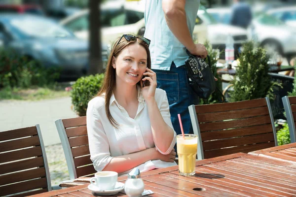 Dieb stiehlt Geldbörse der Frau — Stockfoto