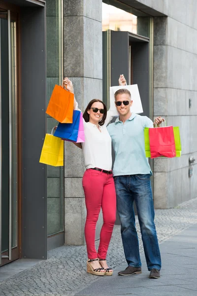 Casal segurando saco de compras — Fotografia de Stock