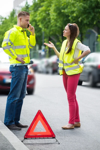 Paar benutzt Handy mit Auto — Stockfoto