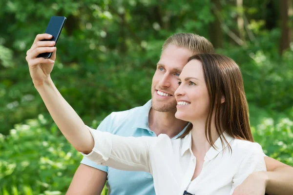 Couple prenant des photos avec leur Smartphone — Photo