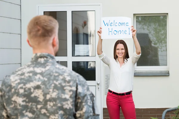Vrouw verwelkomen haar echtgenoot-Home — Stockfoto