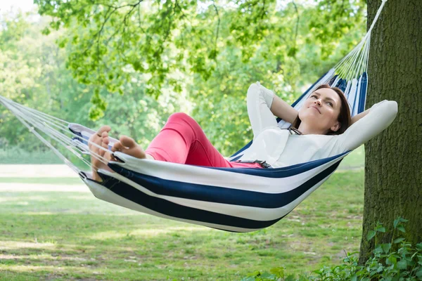 Mulher relaxante em rede — Fotografia de Stock