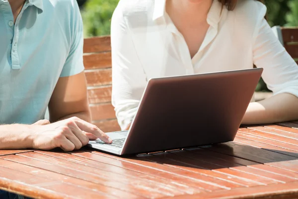 Närbild av par med Laptop — Stockfoto