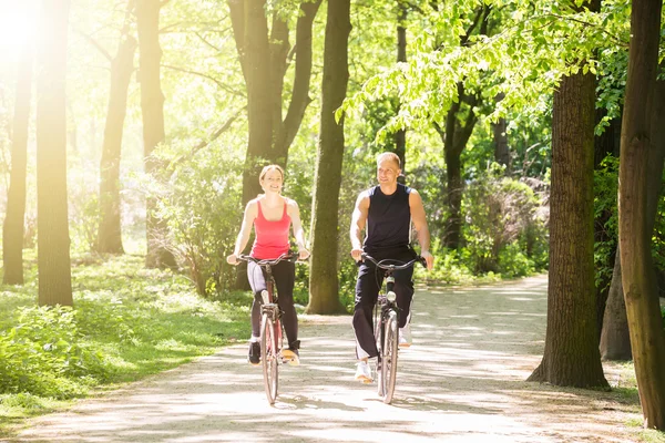 Jeune couple à vélo — Photo