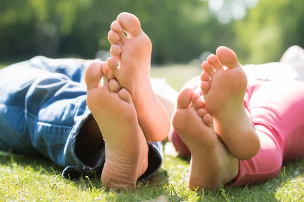 Para leżąca na trawie — Zdjęcie stockowe