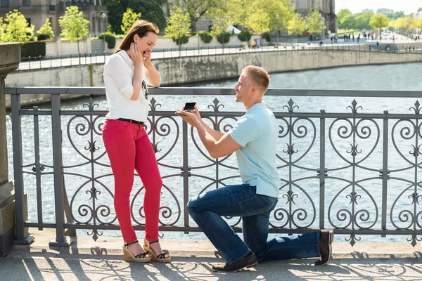Homem com anel que faz a proposta — Fotografia de Stock