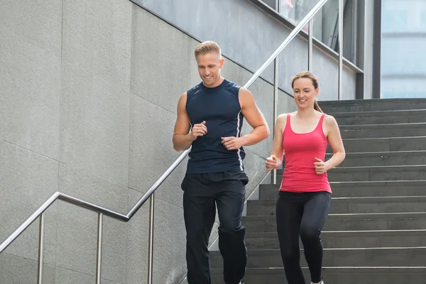 Paar läuft gemeinsam Treppe hinunter — Stockfoto