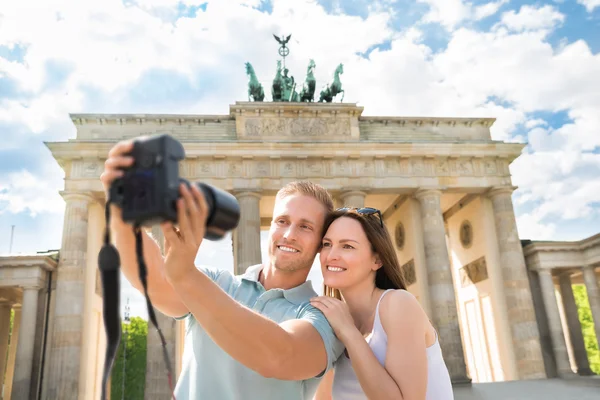 Mladý pár se selfie — Stock fotografie