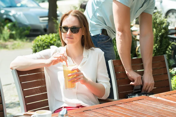 Dieb klaut Handy einer Frau — Stockfoto