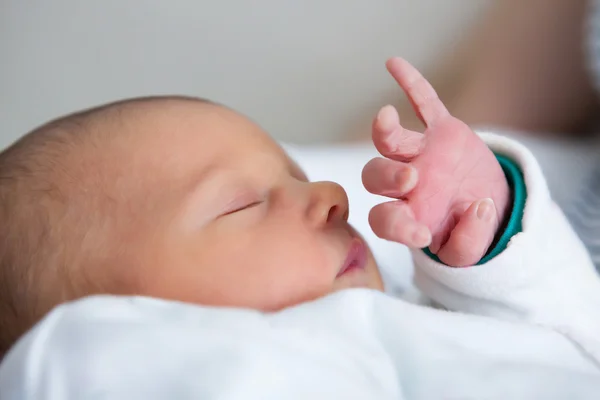 Bebê recém-nascido dormindo — Fotografia de Stock