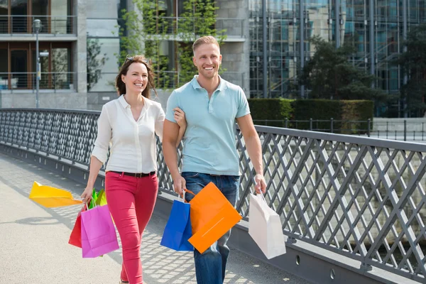 Couple Walking On Bridge With Shopping Bags — Stock Photo, Image