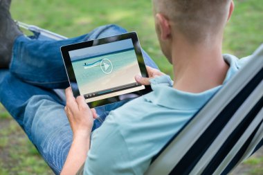 Dijital tablet video izlerken adam
