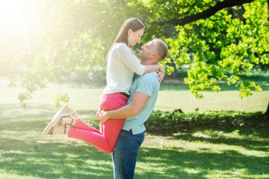 adam kaldırma kadın